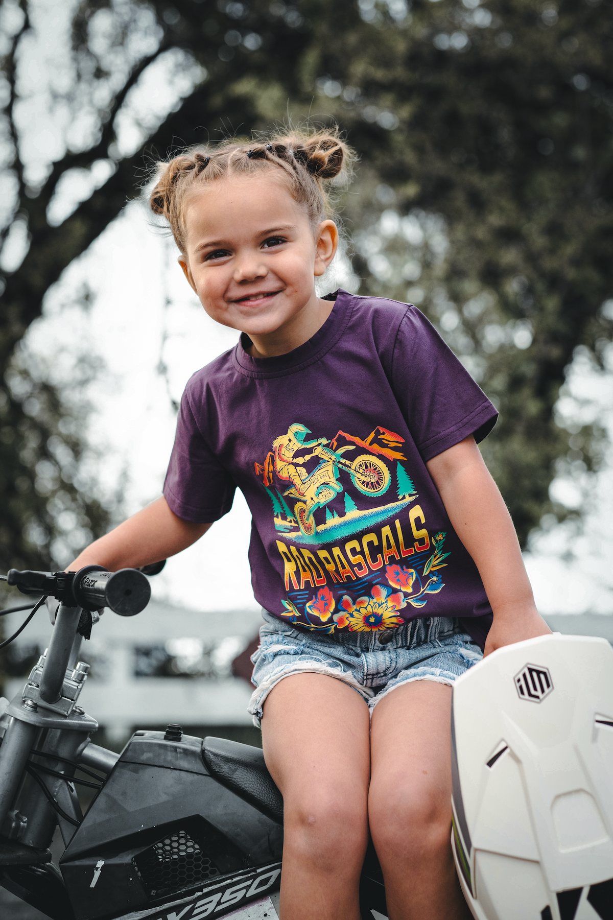 Rad Chicks Ride Bikes - T-shirt